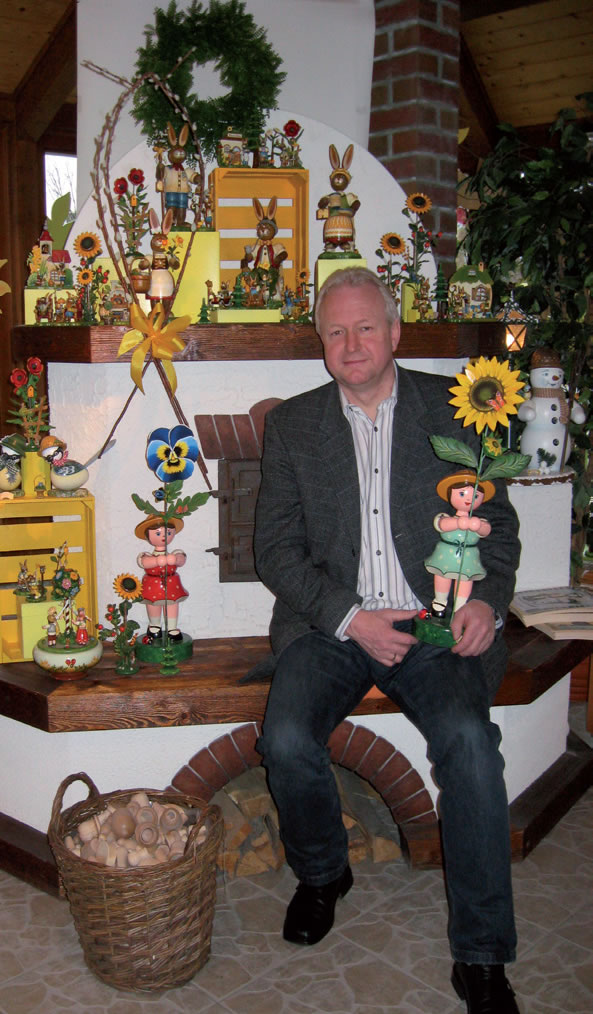 Hubrig Volkskunst GmbH - Firmenchef Thomas Hubrig im Werksverkauf von Original Hubrig Miniaturen aus Holz in Zschorlau im Erzgebirge